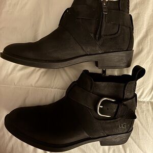 UGG Women's Wylma Waterproof Ankle Boot in Black size 6.5